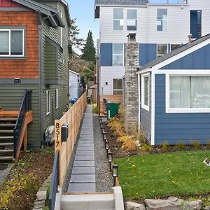  Holiday home Eco Built Crown Hill Townhouse - 85 Walkscore United States
